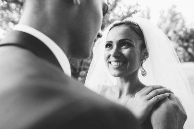 Çift düğün üzerinde yürümek