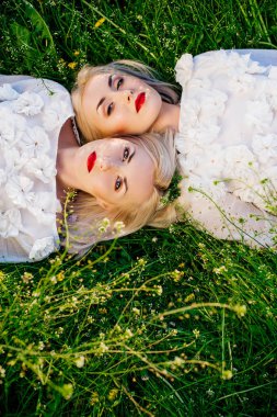 İkizler yeşil çim üzerinde yalan