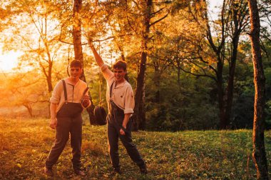 Sallanan ikiz kardeşler