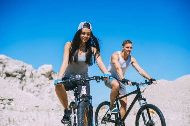 Bisiklet ile genç bir çift