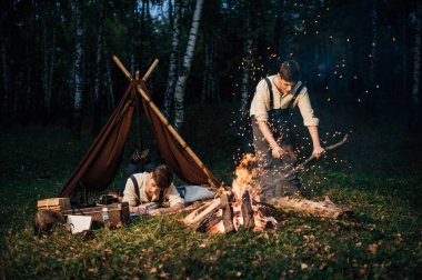 İkiz kardeşler kamp ateşi yakın