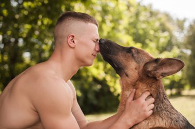 atletik insan ve köpek