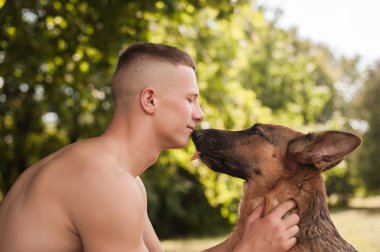 atletik insan ve köpek