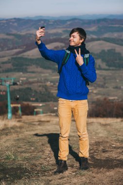 adam sonbahar dağlarda