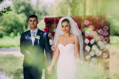 Çift düğün üzerinde yürümek