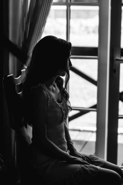 pencere oturan gelin
