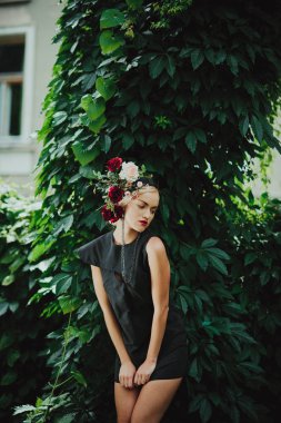 Park 'taki genç kadın.