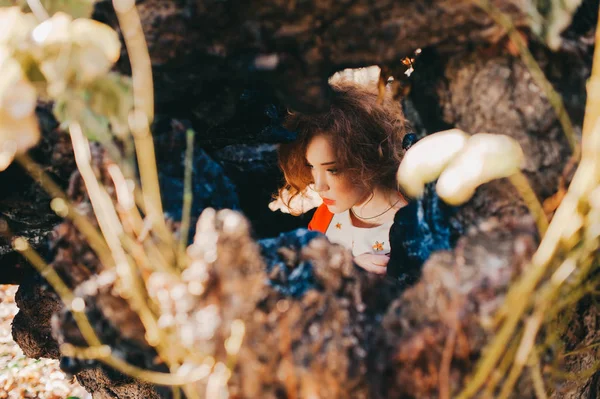 Jovem mulher na floresta — Fotografia de Stock