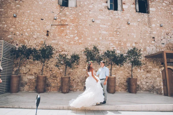 Vackra par på bröllop promenad — Stockfoto