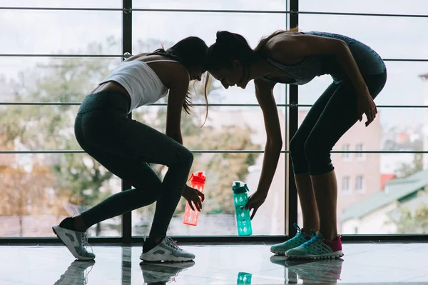 Unga kvinnor i gym — Stockfoto