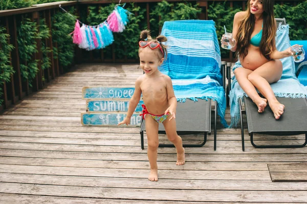 Madre e hija cerca de la piscina — Foto de Stock