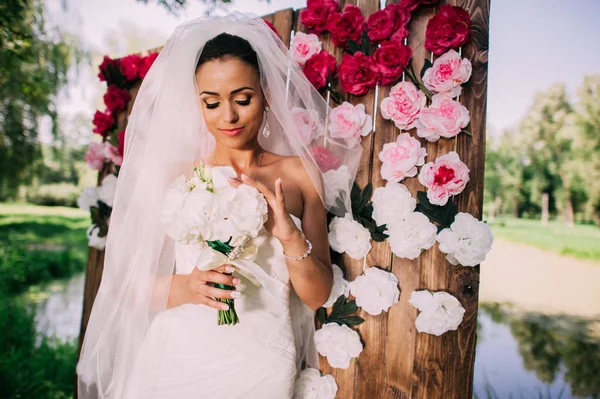 Mariée avec bouquet nuptial — Photo