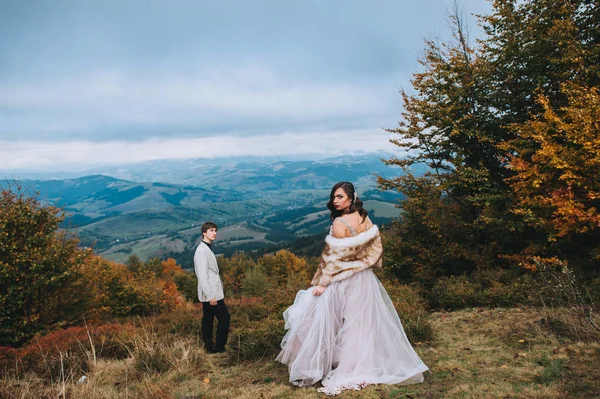 Casal amoroso nas montanhas — Fotografia de Stock