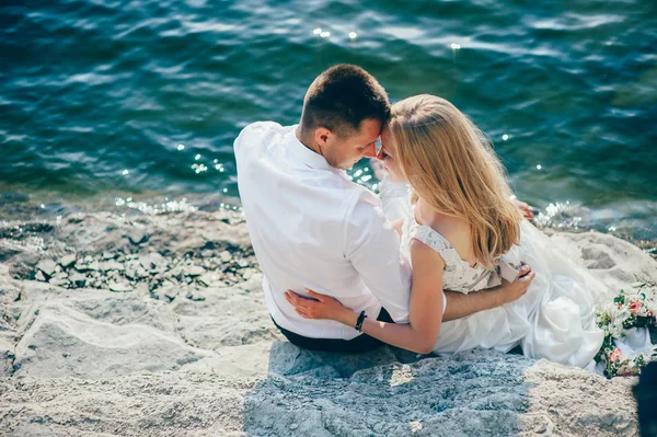 Belo casal na praia — Fotografia de Stock