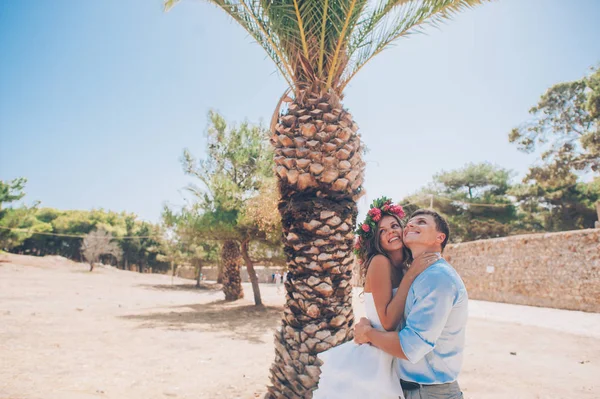 Belo casal na caminhada do casamento — Fotografia de Stock