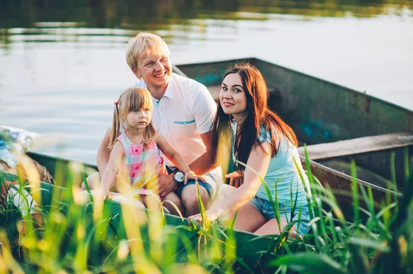 Jeune famille en bateau — Photo