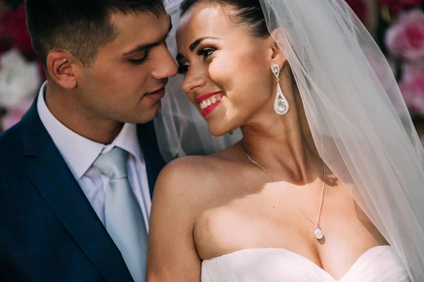 Couple en promenade de mariage — Photo