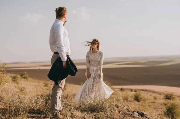 Pareja amorosa en las montañas — Foto de Stock