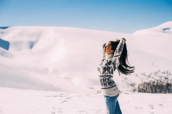 Молода жінка в засніжених горах — стокове фото