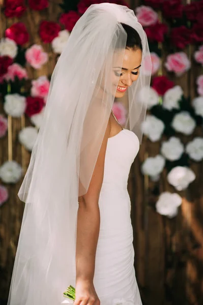 Mariée avec bouquet nuptial — Photo