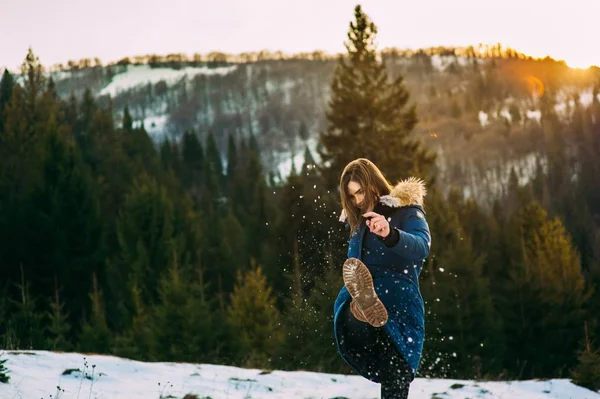 Femme dans la forêt d'hiver — Photo