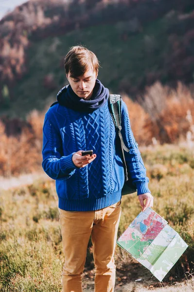 Tourist in mountains with map — Stock Photo, Image