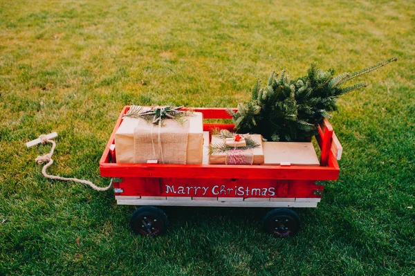 Carrito con árbol de Navidad — Foto de Stock