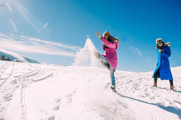 Молодые женщины в заснеженных горах — стоковое фото
