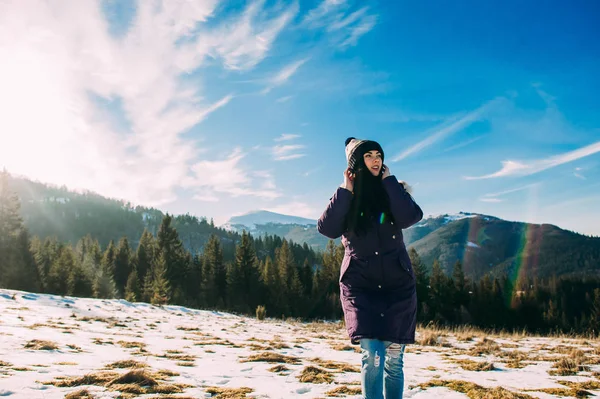 Mulher andar nas montanhas — Fotografia de Stock