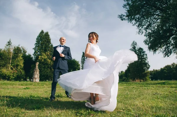 Mooie paar op bruiloft wandeling — Stockfoto