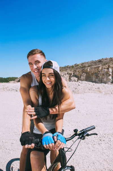 Pareja joven con bicicleta — Foto de Stock