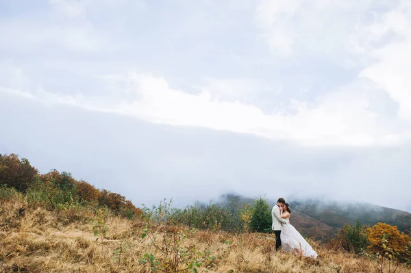 Pareja amorosa en las montañas —  Fotos de Stock