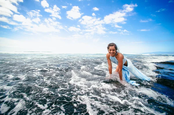 Jeune femme sur la plage — Photo