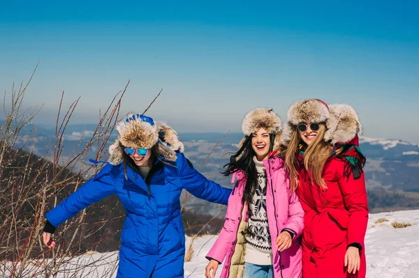 Mujeres jóvenes en las montañas — Foto de Stock