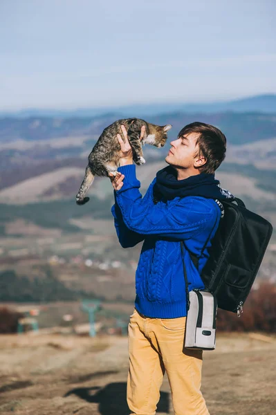 Турист и кот в горах — стоковое фото