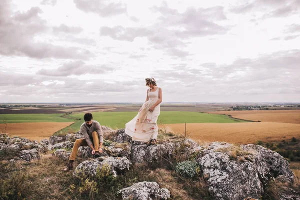 Pareja amorosa en las montañas —  Fotos de Stock