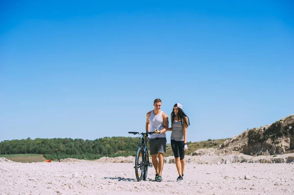骑自行车的年轻夫妇 — 图库照片