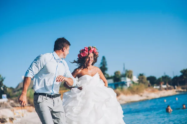 Belo casal na caminhada do casamento — Fotografia de Stock