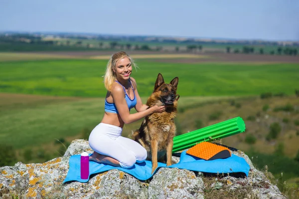 Junge Frau macht Yoga — Stockfoto