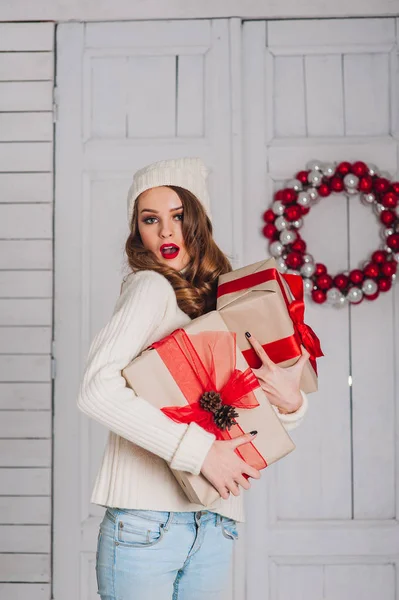 Mujer joven con regalos — Foto de Stock