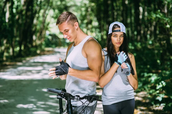 Pareja joven con bicicletas —  Fotos de Stock