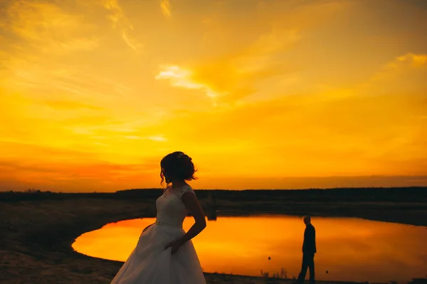 Casal de casamento ao pôr do sol — Fotografia de Stock