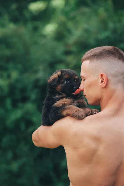 Atletický muž a štěně — Stock fotografie