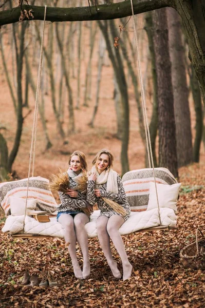 Gêmeos na floresta de outono — Fotografia de Stock