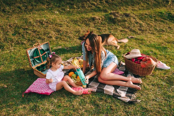 Мати і дочка мають пікнік — стокове фото