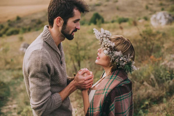 Loving couple in mountains — Stock Photo, Image