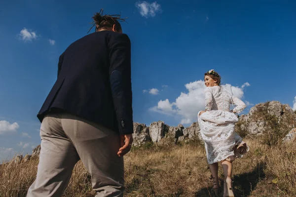 Casal amoroso nas montanhas — Fotografia de Stock