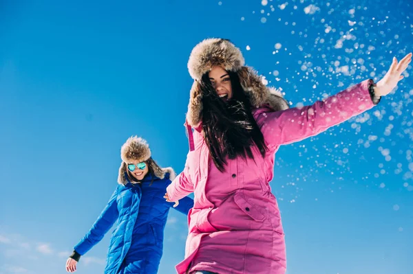 Jonge vrouwen in de besneeuwde bergen — Stockfoto