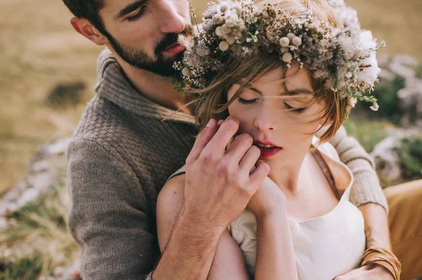 Loving couple in mountains — Stock Photo, Image