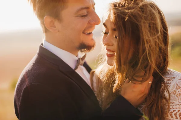 Loving couple in mountains — Stock Photo, Image